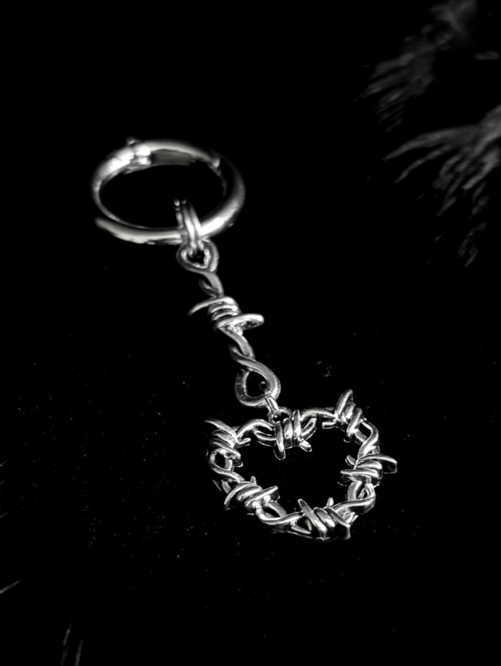 Barbed Wire Heart Keychain - Picture 3 of 12